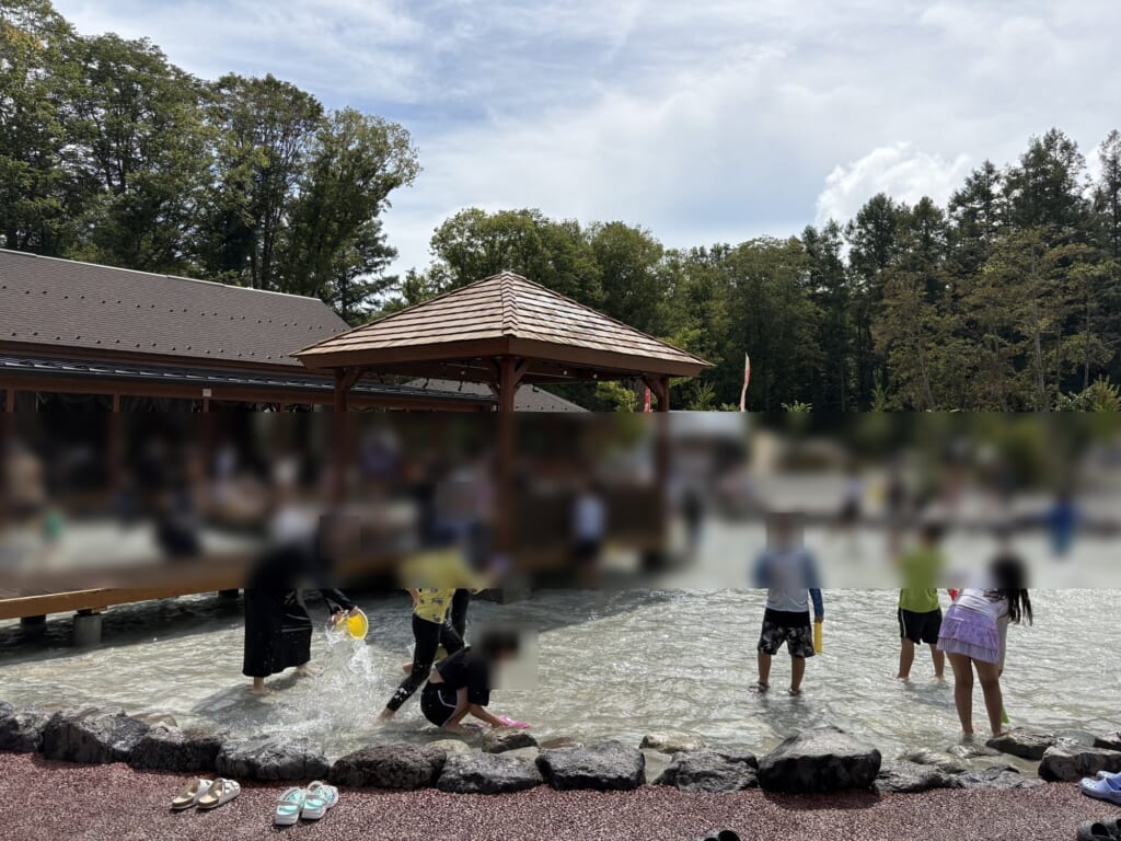 じゃぶじゃぶ池で水遊びをする子どもたち