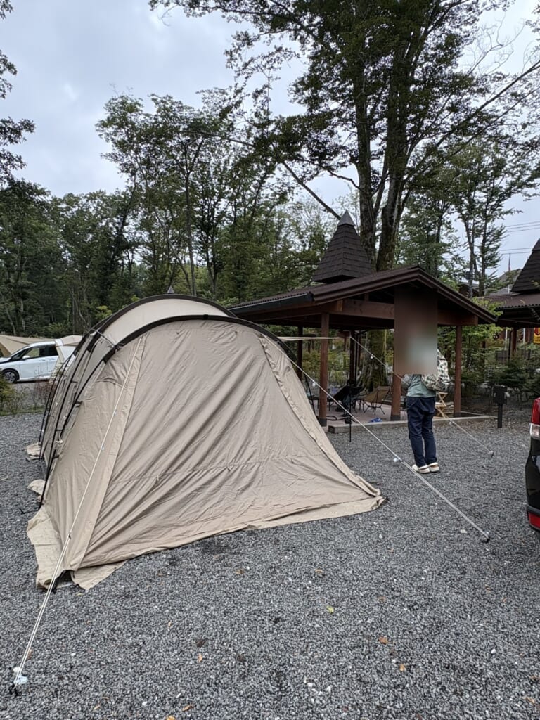 オートキャンプサイト“東屋”の東屋のすぐ横に張ったテント