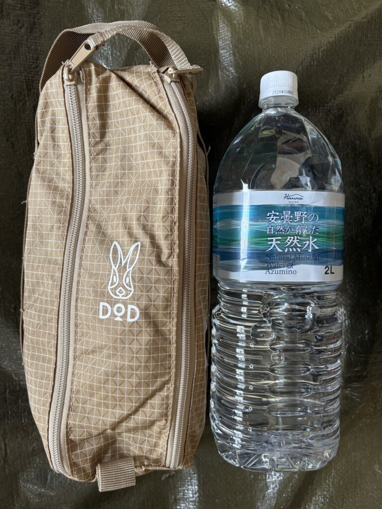 DODスワルスエックス2の収納袋と2Lペットボトルを並べた写真