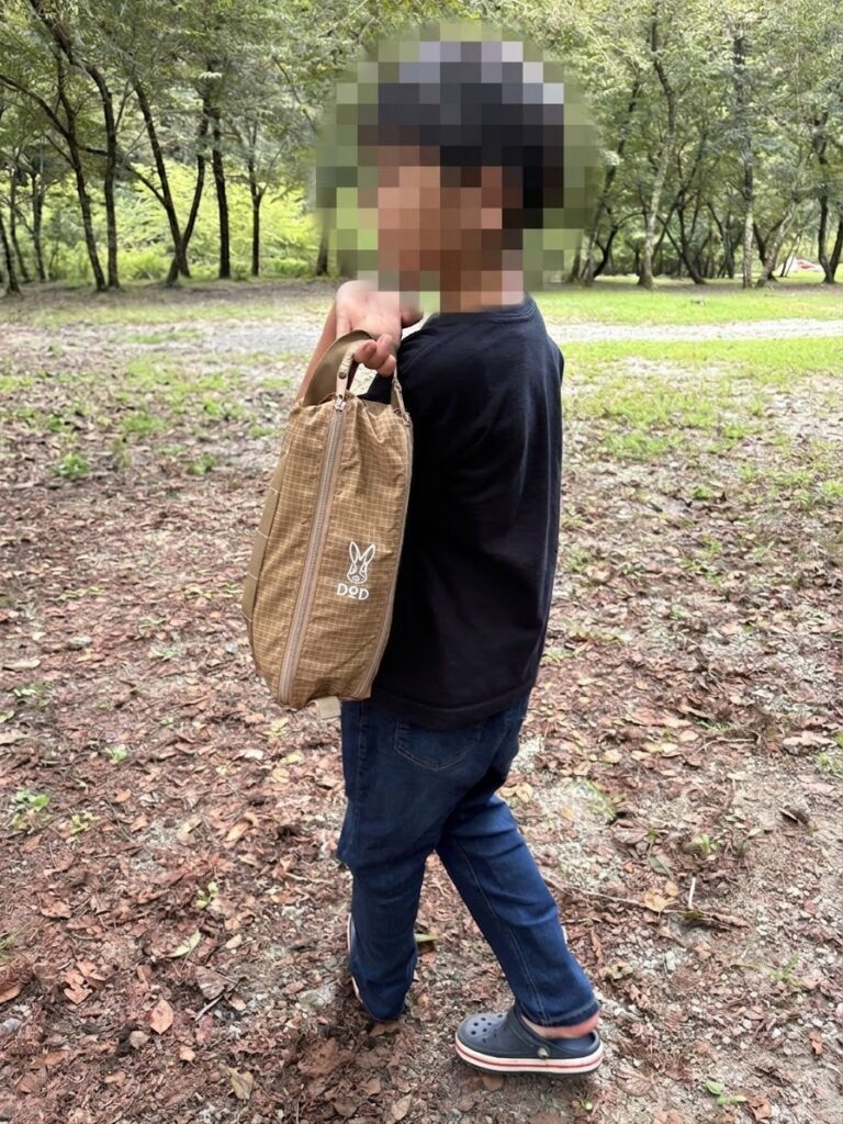 7才の子どもがスワルスエックス2の収納袋を片手で持っている様子