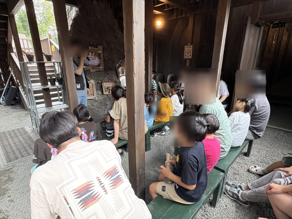 クリスタルハンターの会場で、ベンチに座って始まりを待つ子どもたち